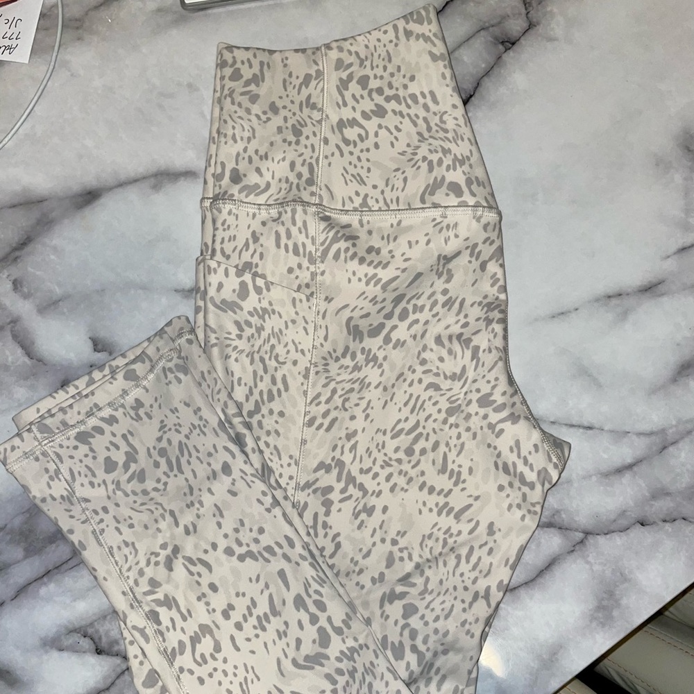 Athleta Salutation Stash Pocket II print capri